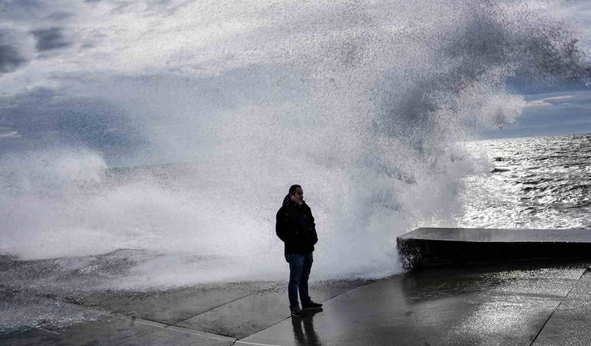 İstanbul'da lodos etkili oldu, dev dalgalar sahili kapladı