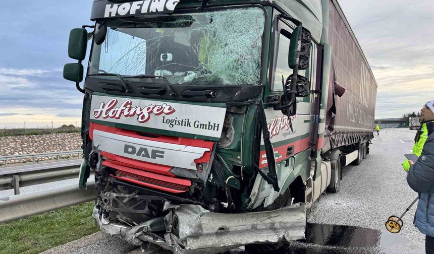 Tır bariyerleri kağıt gibi ezdi