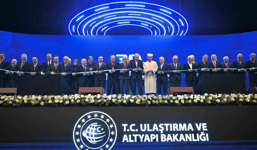 Ulaştırma ve Altyapı Bakanı Uraloğlu: '2002'de 6 bin 101 kilometre olan bölünmüş yol ağımızı bugün 30 bin kilometreye çıkardık'