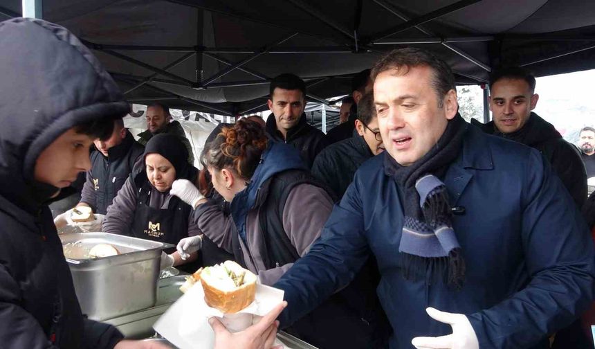 Uzun kuyrukların oluştuğu festivalde 2 ton 11 kilogram hamsi dağıtıldı