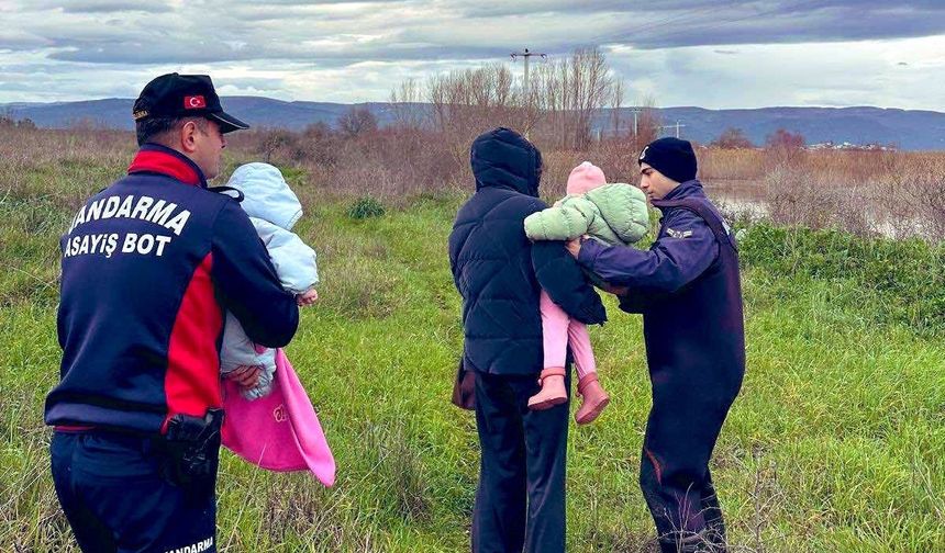 Bursa Uluabat Gölü’nde mahsur aile için jandarma ekipleri seferber oldu