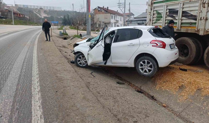 Bilecik'te direksiyon hakimiyetini kaybeden otomobil park halindeki tıra çarptı