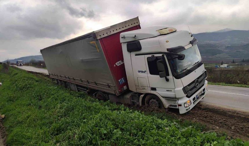 Bilecik'te direksiyon hakimiyetini kaybeden tır şarampole düştü