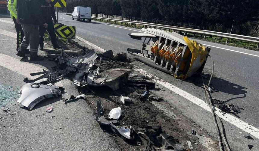 Esenler'de cip refüje çarptı: Araçta sıkışan sürücü yaralandı