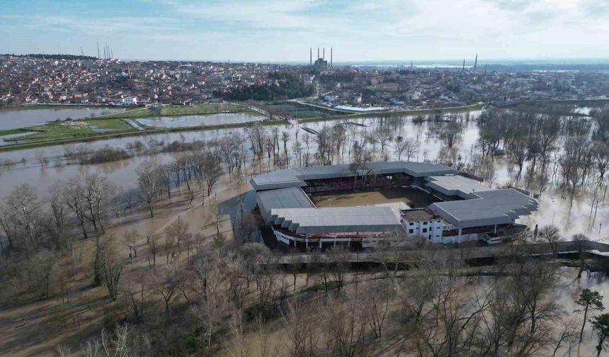 Sular altında kalan Sarayiçi güreş alanında su seviyesi düşüyor