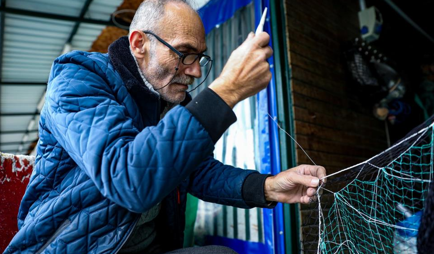 Ekmeğini denizden çıkaran balıkçılara Büyükşehir'den mazot desteği