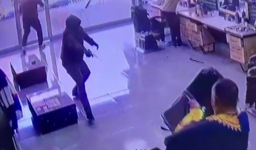 Adana’da berberde kurşun yağdırdı: 1 yaralı