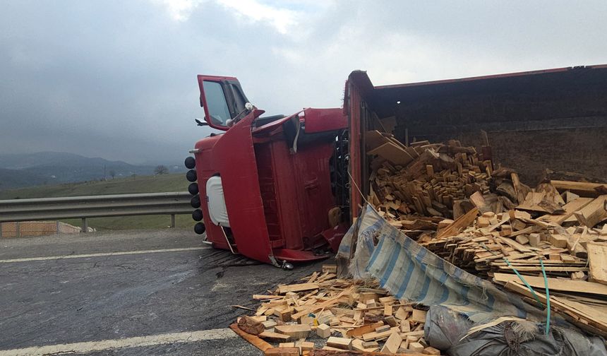 Bursa yolu ulaşıma kapandı! Tır devrildi