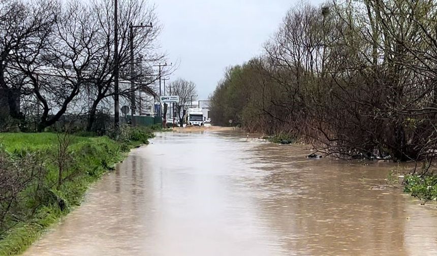 Bursa Nilüfer'de Ürünlü Deresi taştı, araçlar mahsur kaldı