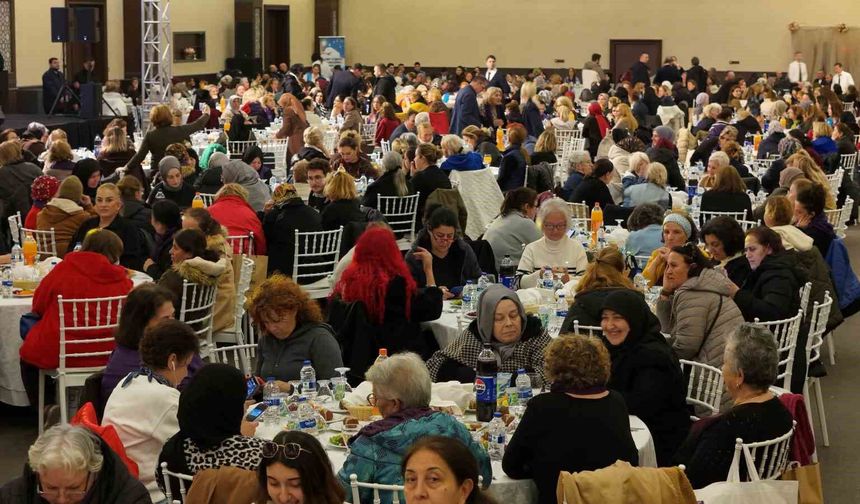 500 Büyükçekmeceli kadın Edirne'de iftar sofrasında buluştu