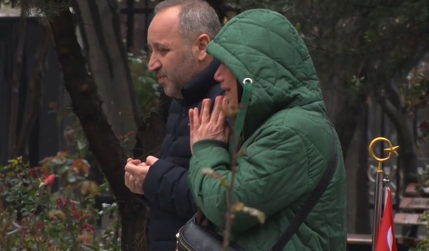En acı bayram, Edirnekapı Şehitliği'nde gözyaşlarını tutamadı