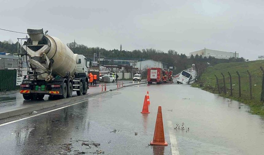 Eyüpsultan'da servis aracı su dolu kanalda yan yattı