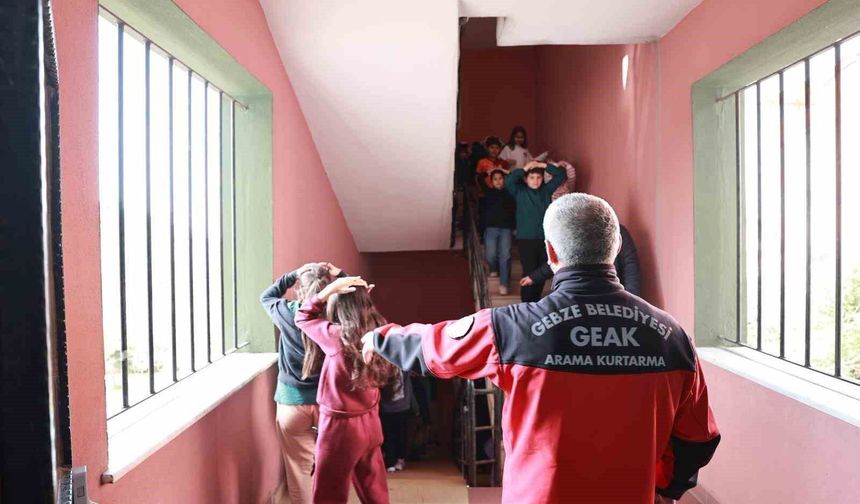 Gebze'de ilkokul öğrencilerine yönelik deprem tatbikatı yapıldı