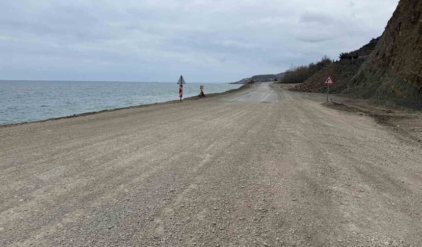 Heyelan sonrası kapanan yol yeniden ulaşıma açıldı