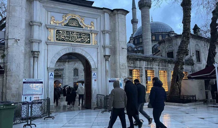İstanbul'da vatandaşlar bayram namazı için Eyüpsultan Camii'ne akın etti