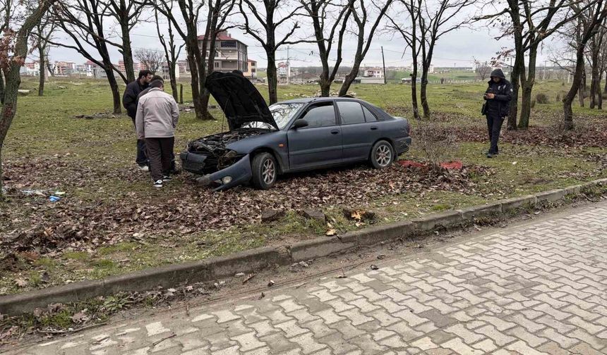 Kontrolden çıkan otomobil ağaçlık alana daldı: 1 yaralı