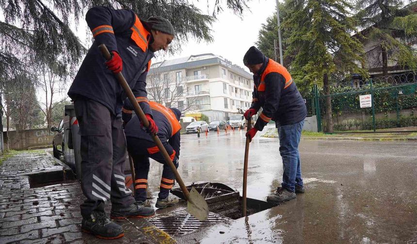 Tuzla Belediyesi yağışa karşı sahada: 100 personel ve 40 araçla kesintisiz müdahale