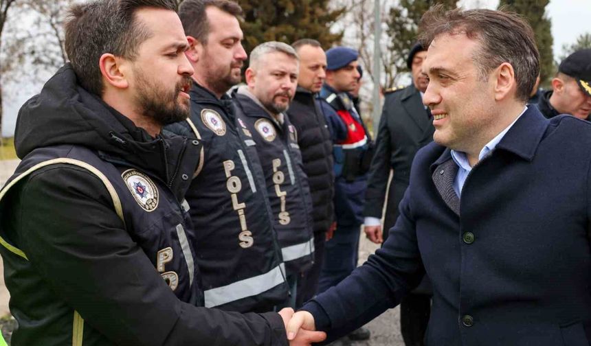 Vali Sözer denetim noktasında güvenlik güçleriyle bayramlaştı