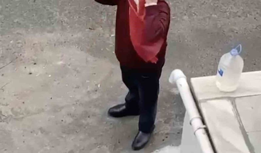 Yerde gördü, öperek yerine astı: İzleyenler duygulandı