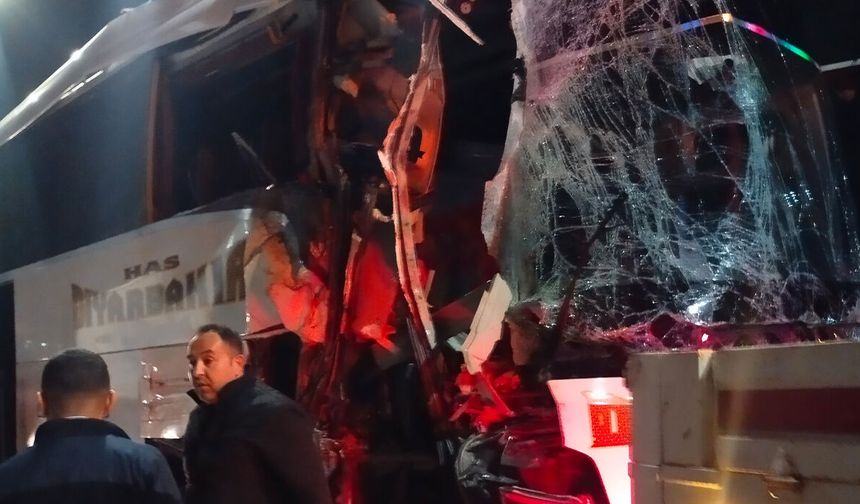 Kuzey Marmara Otoyolu’nda yolcu otobüsü tıra çarptı: 10 yaralı