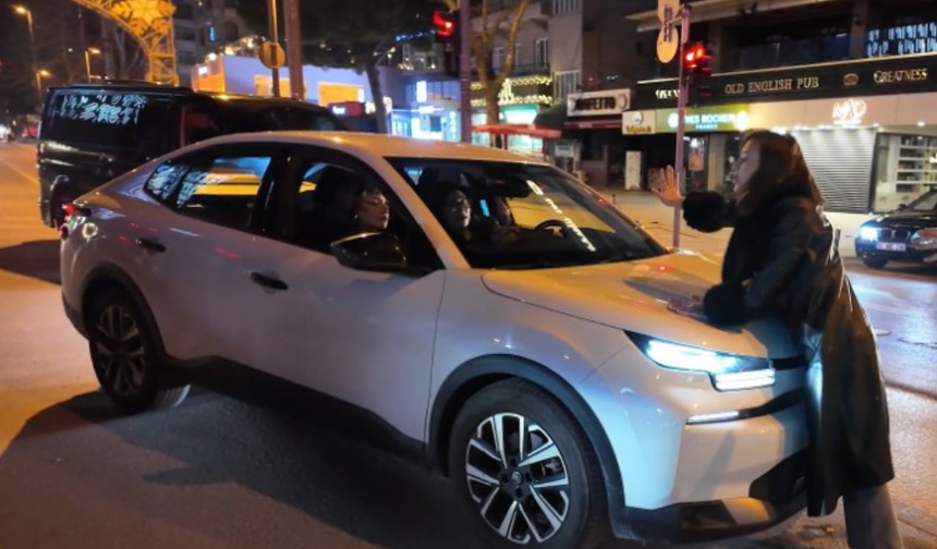 İstanbul'da alkollü yolcu çakar iddiasıyla aracın önüne atladı!