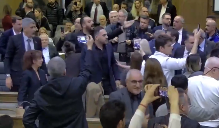 Bursa Büyükşehir Meclisi'nde tansiyon yükseldi! Meclis üyeleri birbirinin üzerine yürüdü