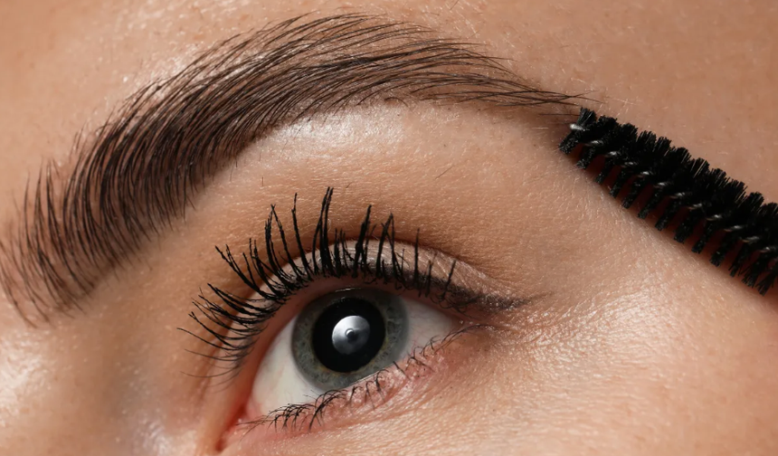 Kaşlarınızda dökülme varsa dikkat! 'Kraliçe anne belirtisi' gizli bir hastalığın habercisi olabilir