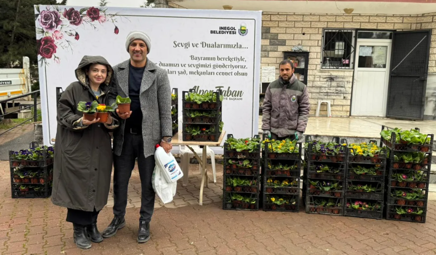 İnegöl’de mezarlıklar bayram öncesi çiçeklerle donatıldı