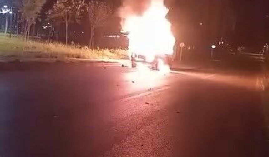 Bursa Nilüfer'de otomobil gece yarısı alevlere teslim oldu, kullanılamaz hale geldi