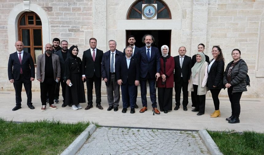 AK Parti İstanbul Milletvekilleri, cuma günleri sahaya inerek vatandaşlarla buluşuyor