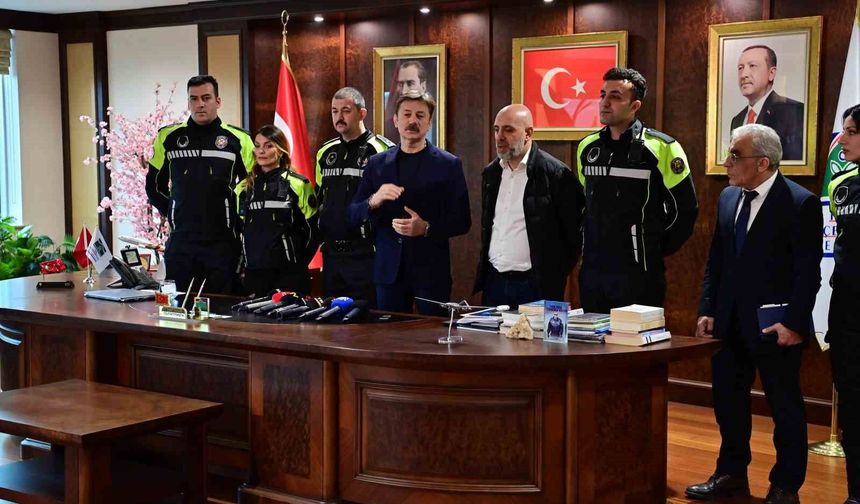 Başkan Bahadır, 3 aylık bebeğin hayatını kurtaran zabıta ekibini ödüllendirdi