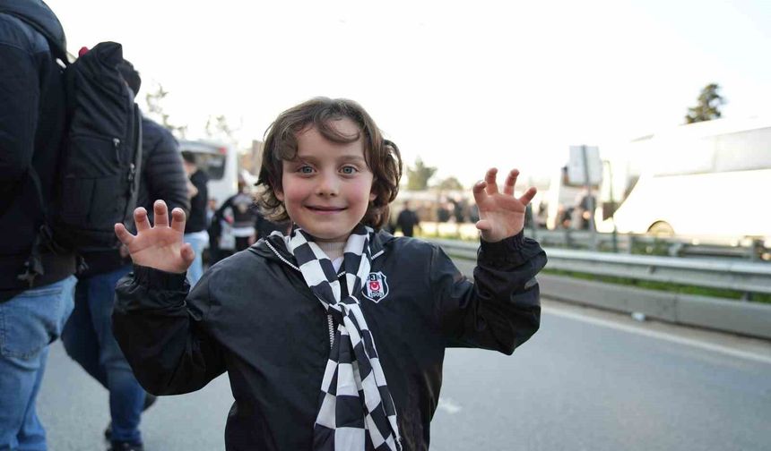 Beşiktaşlı taraftarlar derbi için Kadıköy'de