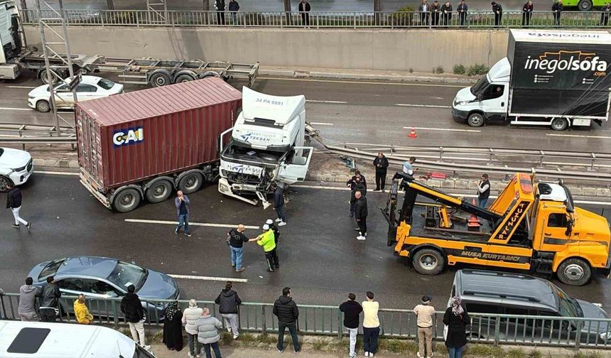 D-100'de kazaya karışan tır makaslayarak karşı şeride geçti