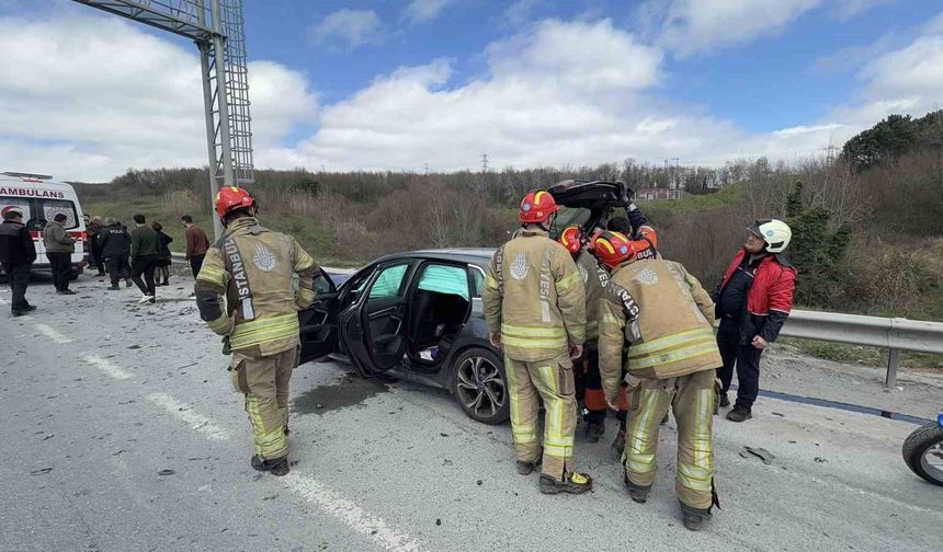 Eyüpsultan'da hafriyat kamyonuna çarpan otomobil hurdaya döndü: 1 yaralı