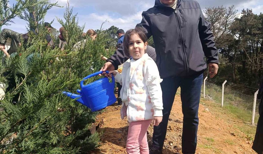 Gaziosmanpaşa'da çocuklar fidanları toprakla buluşturdu