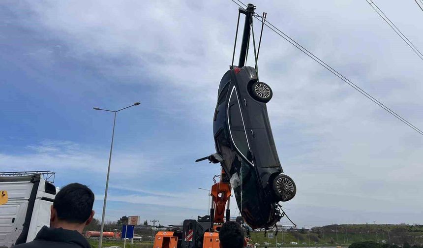 Ünlü saç ekimi uzmanı Berkay Tulpar, lüks otomobiliyle bariyerlere çarpıp çayırlık alana uçtu