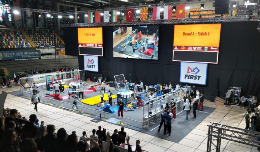 İzmitli robotik takımlar, Turknet'in teknoloji altyapısıyla FRC'de yarıştı