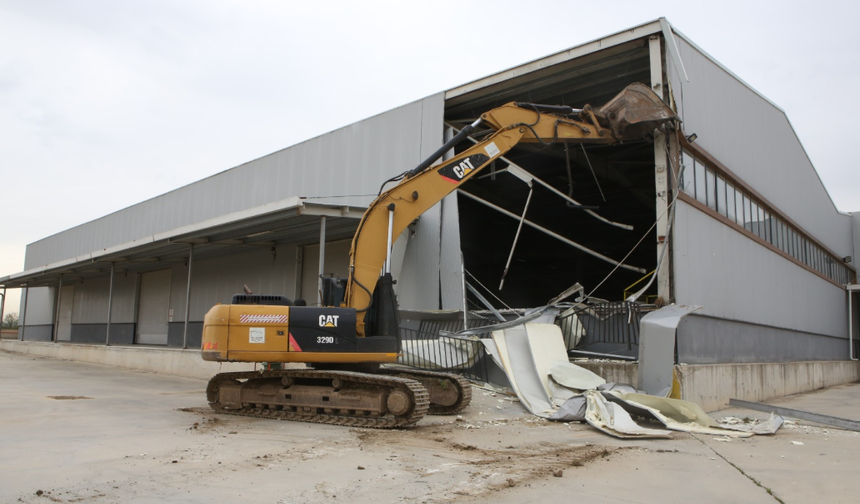 Nilüfer’de 4 bin metrekarelik kaçak depo yıkıldı