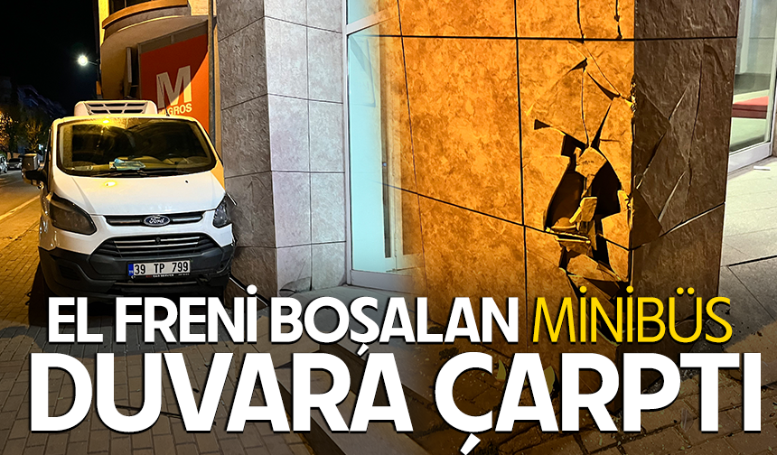 Bursa Mudanya'da el freni boşalan minibüs duvara çarptı