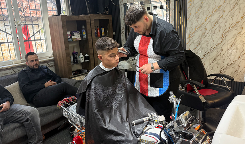 Bursa'da  motosikleti berber koltuğuna dönüştürdü, gençler sıraya girdi