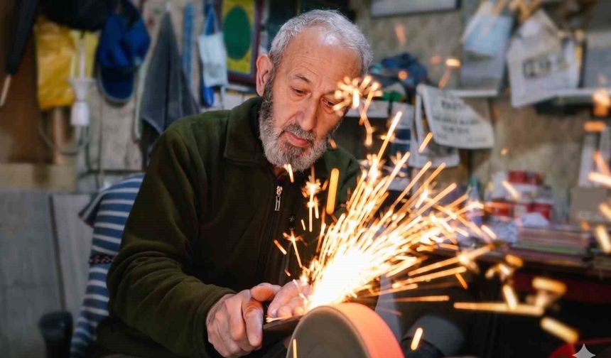 51 yıllık bıçak bileyicisi Kurban Bayramı mesaisine başladı