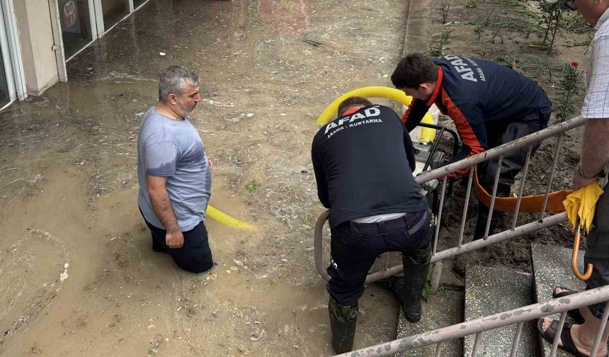 Edirne'de sağanak iş yerlerini su altında bıraktı