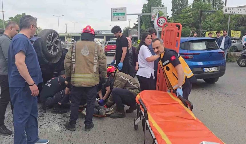 Kadıköy'de sürücüsünün rahatsızlanması sonucu otomobil takla attı