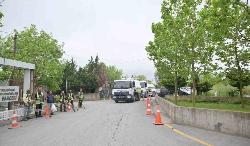 Mezarlık temizliği yapmaya çalışan Esenyurt Belediyesi ekipleri İBB'nin engeline takıldı