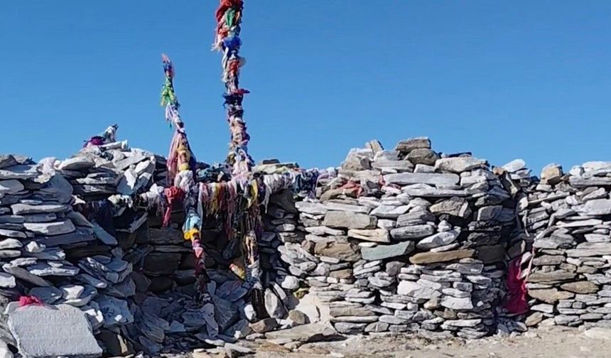 Sarıkız Türbesi'ne bayrak asmak için Kaz Dağları'na tırmandılar