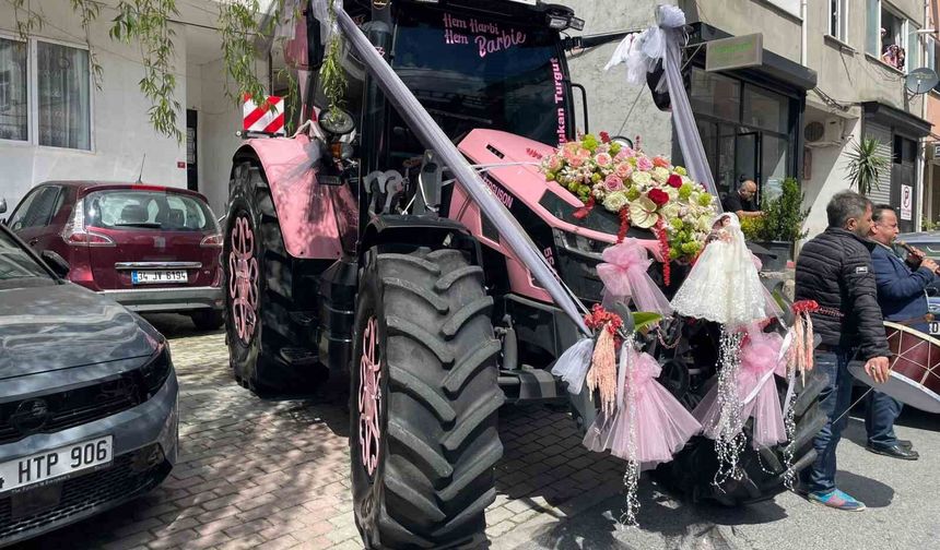 Sivas'tan İstanbul'a getirdiği pembe traktörle gelin almaya gitti