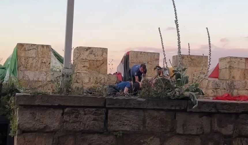 Bursa'da surlarda can pazarı! Genç son anda kurtarıldı