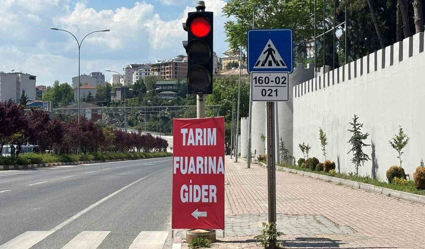 Bilecik'te trafik ışıklarına asılan reklamlar tepkilere neden oldu