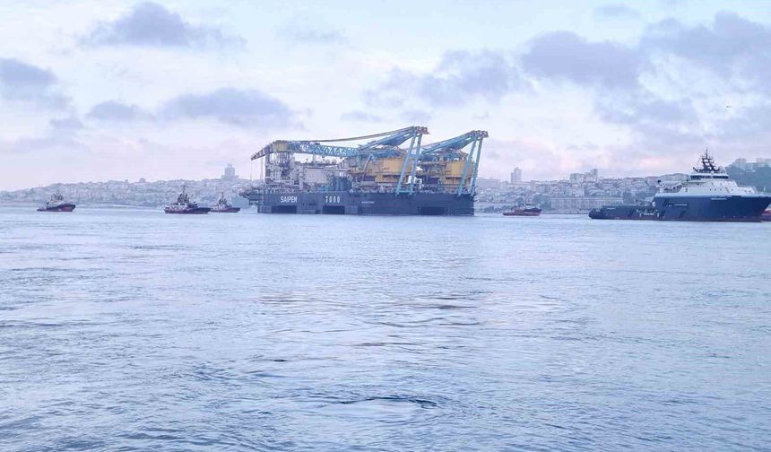 Dev vinç gemisi 'Saipem 7000' İstanbul Boğazı'ndan geçiyor