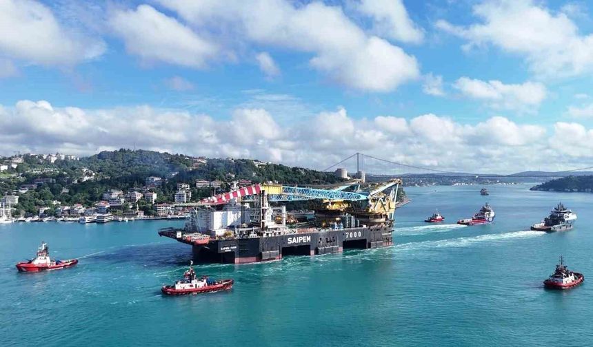 İstanbul Boğazı'ndan geçen dev vinç gemisi havadan görüntülendi